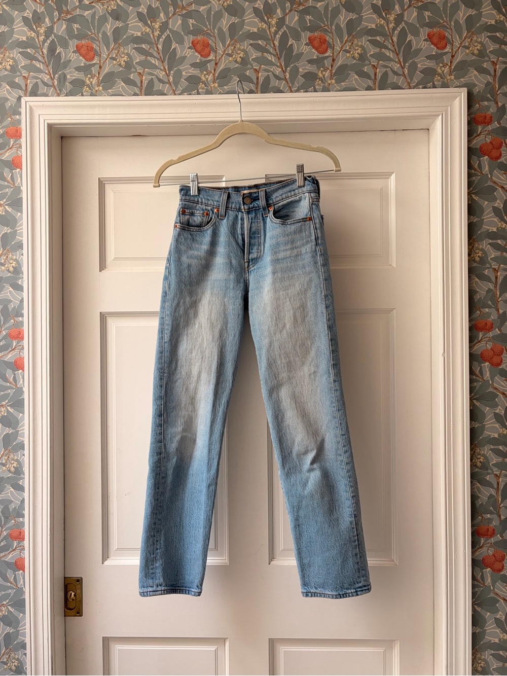 Levi’s Premium Wedgie Straight Jeans Size 23 Light Wash High Rise